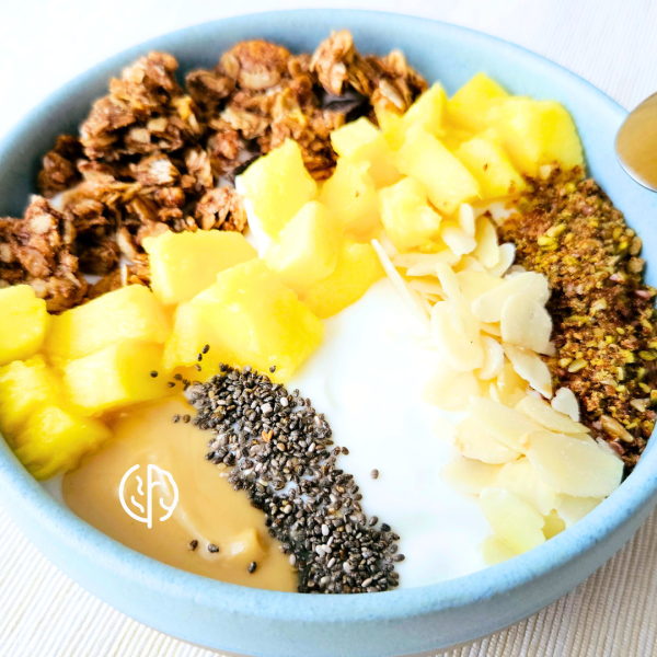 Bol de muesli con mango Bol de muesli con mango